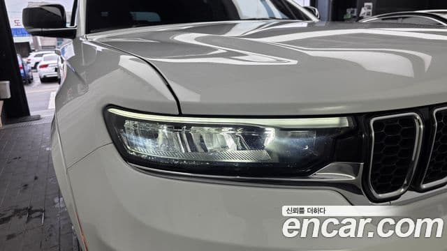 Jeep Grand Cherokee 2023 — Photo 27/36