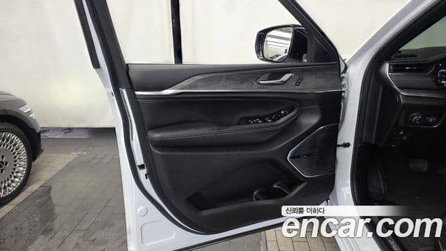 Jeep Grand Cherokee 2023 — Photo 17/36