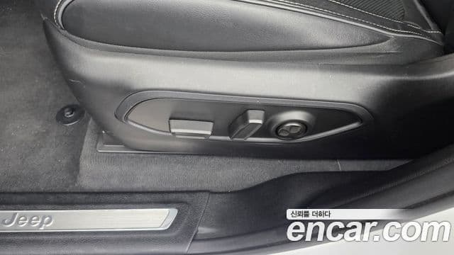 Jeep Grand Cherokee 2023 — Photo 11/36