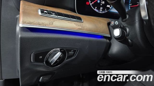 Mercedes-Benz E-Class 2018 — Şəkil 19/20