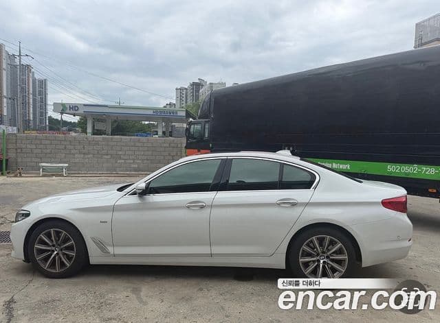 BMW 5 Series 2018 — ფოტო 1/9
