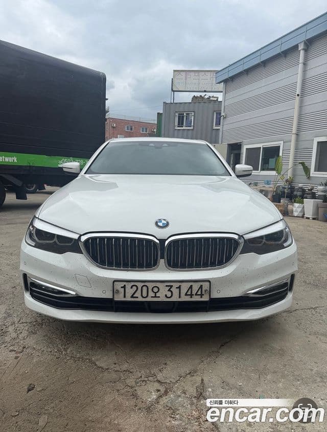 BMW 5 Series 2018 — ფოტო 2/9