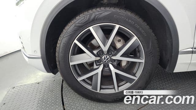 Volkswagen Touareg 2023 — ფოტო 5/20