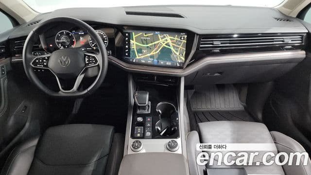 Volkswagen Touareg 2023 — ფოტო 7/20