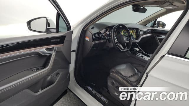 Volkswagen Touareg 2023 — ფოტო 10/20