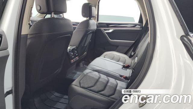 Volkswagen Touareg 2023 — ფოტო 11/20
