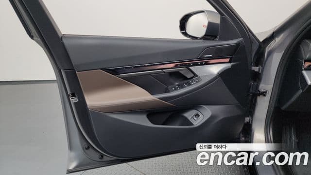 BMW 5 Series 2025 — Photo 31/38
