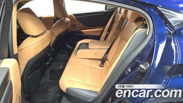 Lexus ES300h 2023 — ფოტო 11/20