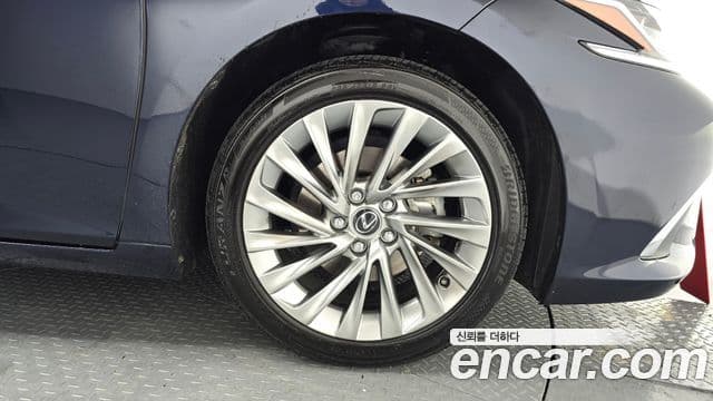 Lexus ES300h 2023 — Photo 26/33