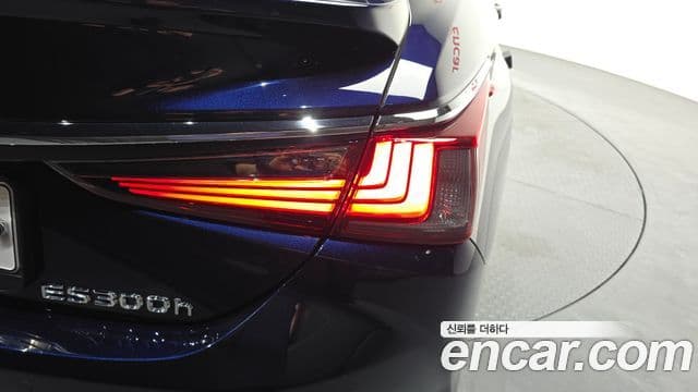 Lexus ES300h 2023 — Photo 4/33