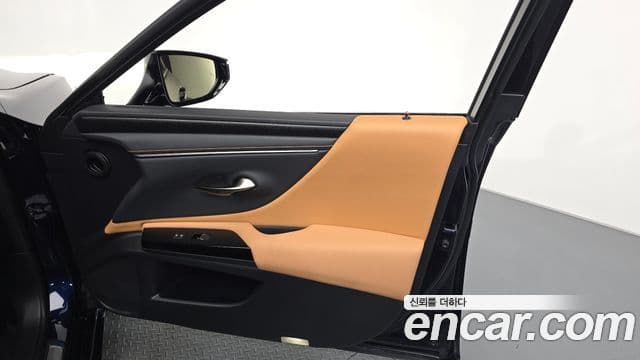 Lexus ES300h 2023 — Photo 8/33