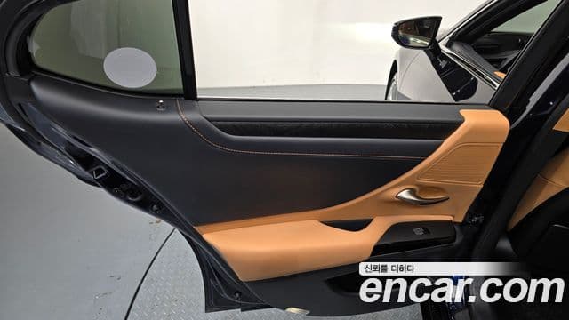 Lexus ES300h 2023 — Photo 7/33