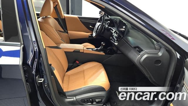 Lexus ES300h 2023 — Photo 12/33