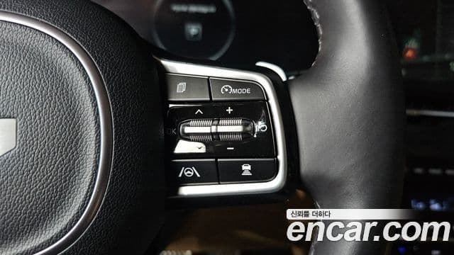 Kia Carnival 2023 — ფოტო 16/20