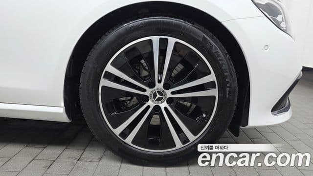Mercedes-Benz E-Class 2022 — Photo 29/30