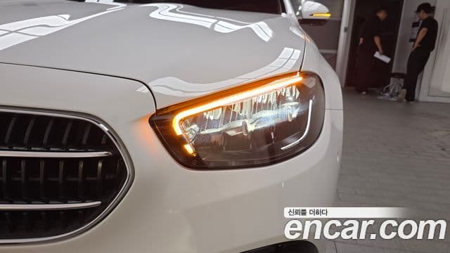 Mercedes-Benz E-Class 2022 — Photo 10/30