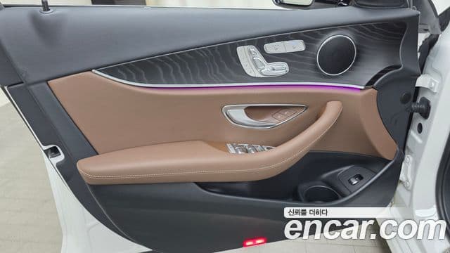 Mercedes-Benz E-Class 2022 — Photo 20/30