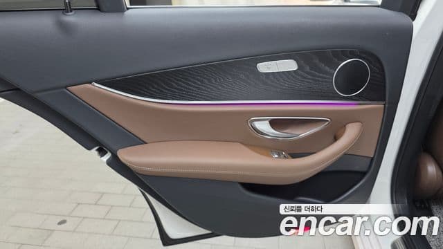 Mercedes-Benz E-Class 2022 — Photo 22/30