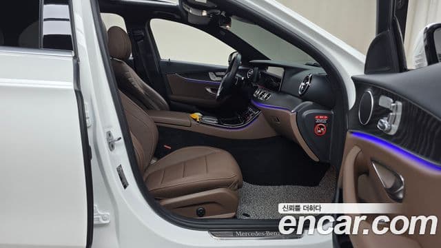 Mercedes-Benz E-Class 2022 — Photo 9/30
