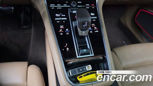 Porsche Panamera 2018 — Şəkil 26/34