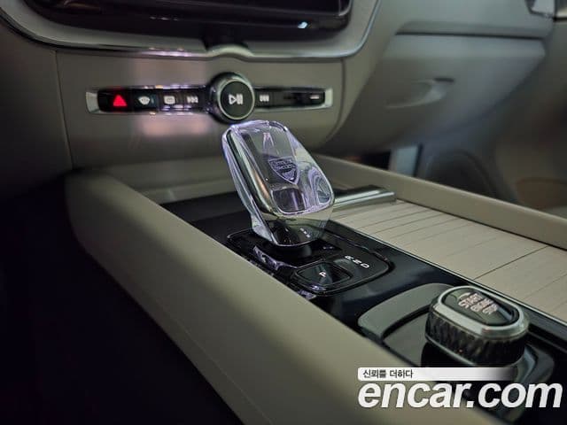 Volvo XC60 2025 — ფოტო 8/20