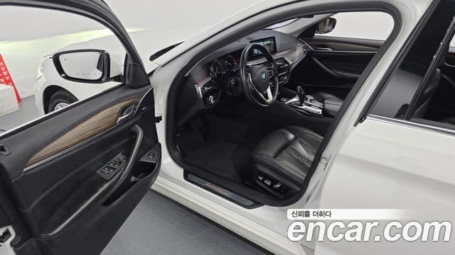 BMW 5 Series 2018 — Фото 9/20