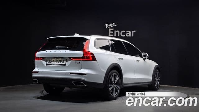 Volvo V60 Cross Country 2019 — Фото 2/20