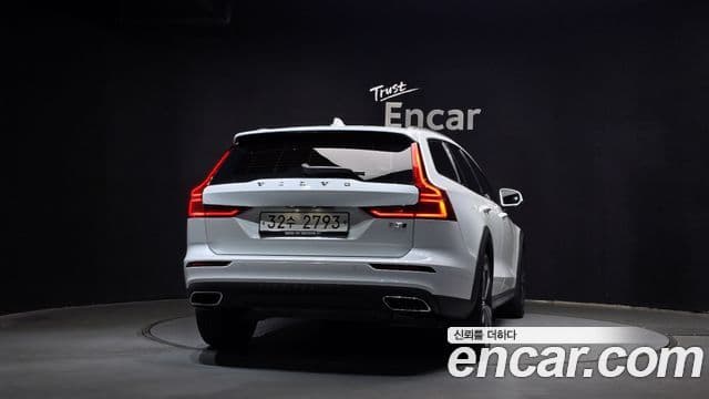 Volvo V60 Cross Country 2019 — Фото 4/20
