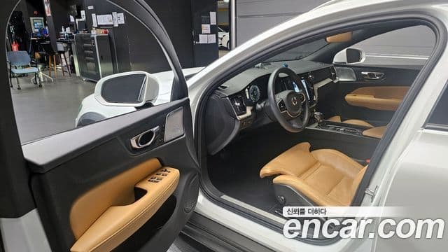 Volvo V60 Cross Country 2019 — Фото 10/20