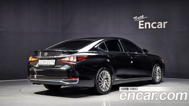 Lexus ES300h 2021 — ფოტო 2/20