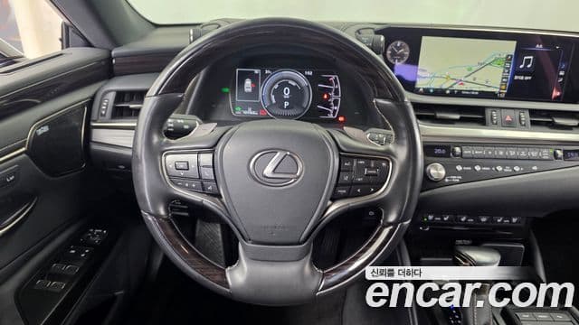 Lexus ES300h 2021 — ფოტო 13/20