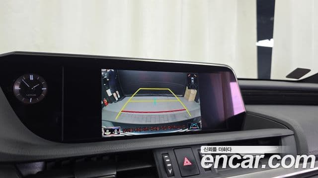 Lexus ES300h 2021 — ფოტო 15/20