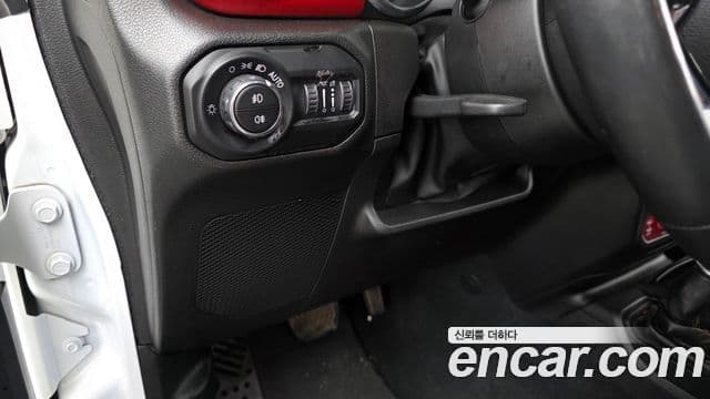 Jeep Wrangler 2022 — ფოტო 18/20