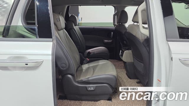 Kia Carnival 2023 — ფოტო 10/20
