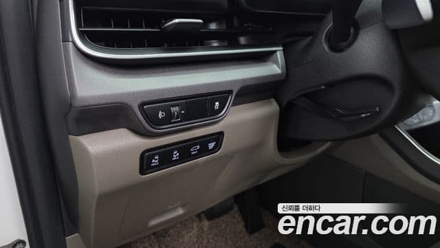 Kia Carnival 2023 — ფოტო 18/20