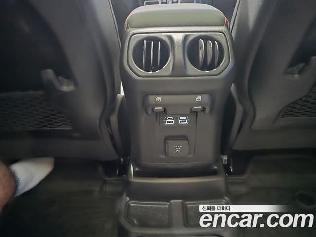 Jeep Wrangler 2025 — ფოტო 14/20