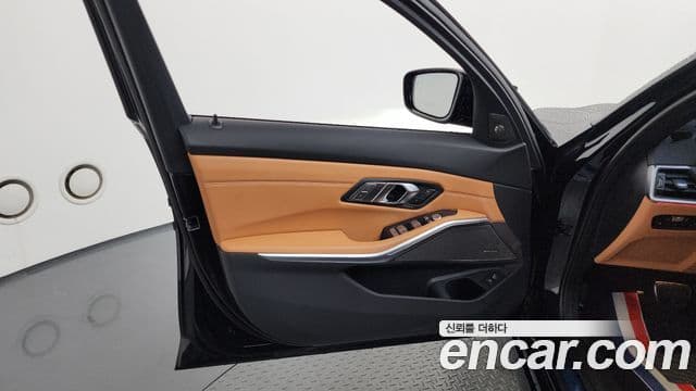 BMW 3 Series 2023 — Photo 22/33