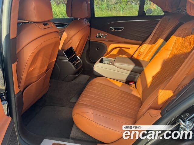 Bentley Flying Spur 2021 — ფოტო 16/20