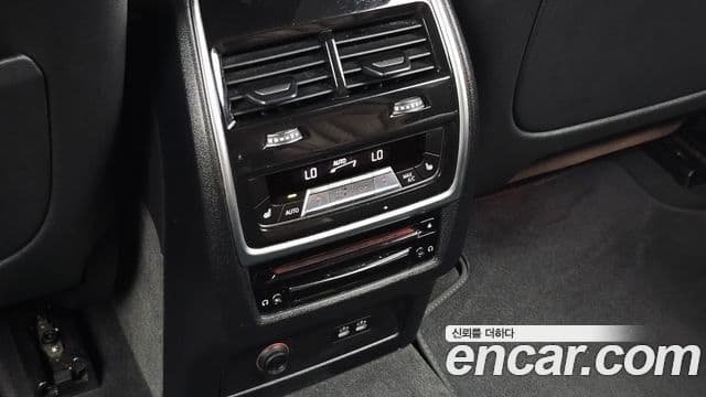 BMW X7 2021 — ფოტო 18/20