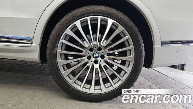 BMW X7 2021 — Photo 25/41