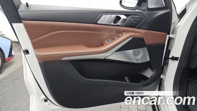 BMW X7 2021 — Photo 24/41
