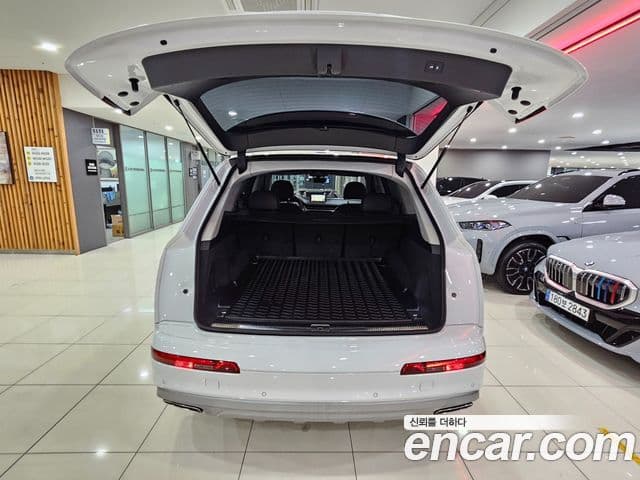 Audi Q7 2019 — Şəkil 17/20