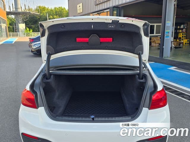 BMW 5 Series 2018 — Фото 17/20
