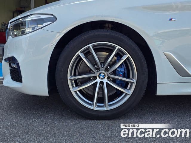 BMW 5 Series 2018 — Фото 18/20