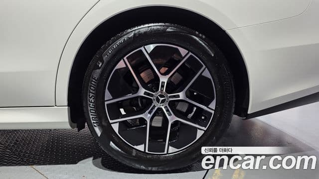 Mercedes-Benz E-Class 2025 — Photo 20/30