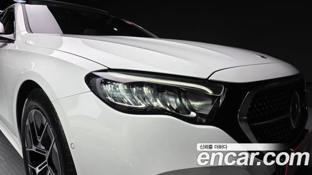 Mercedes-Benz E-Class 2025 — Photo 8/30