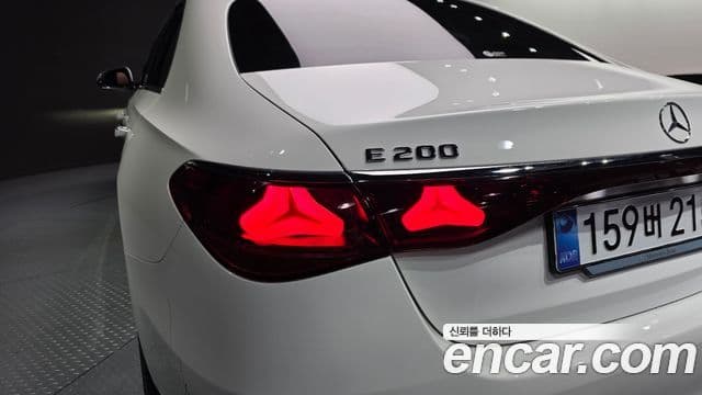 Mercedes-Benz E-Class 2025 — Photo 26/30