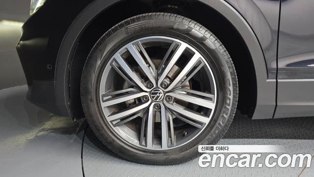 Volkswagen Tiguan 2021 — ფოტო 5/20