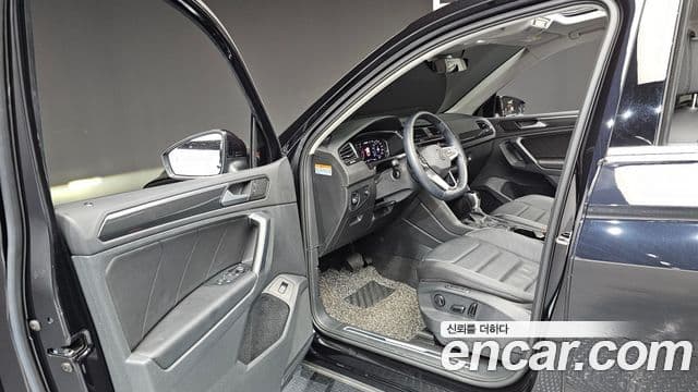 Volkswagen Tiguan 2021 — ფოტო 10/20