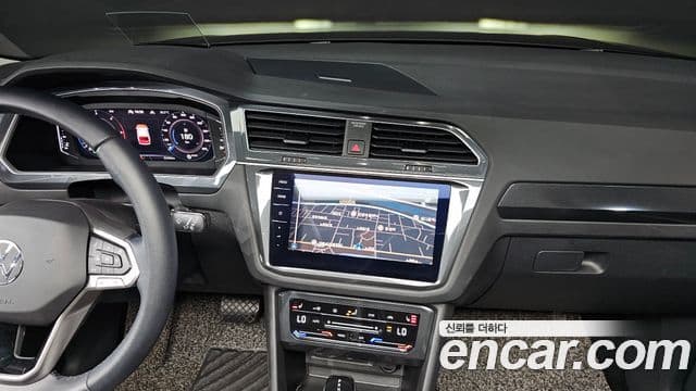Volkswagen Tiguan 2021 — ფოტო 18/20
